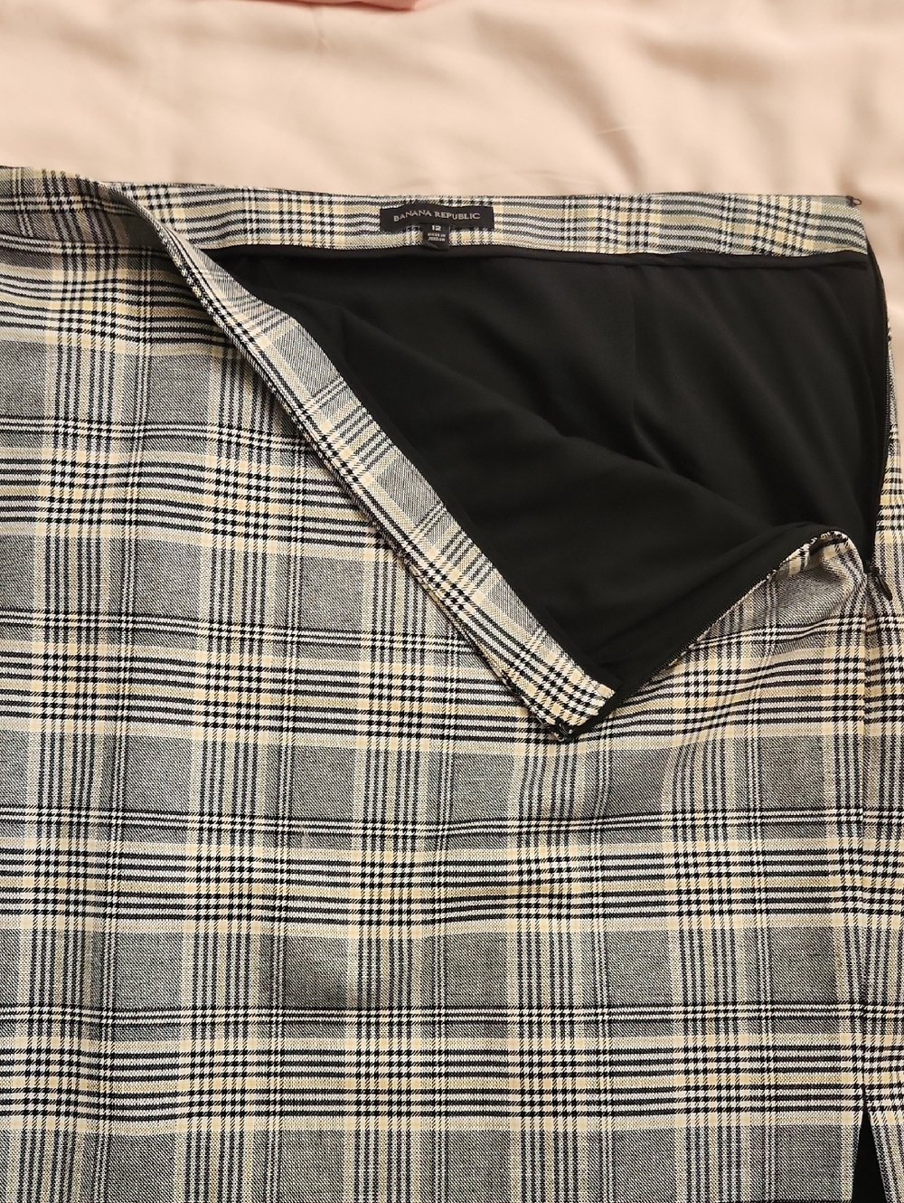 Banana Republic Black and Cream Plaid Pencil Skirt